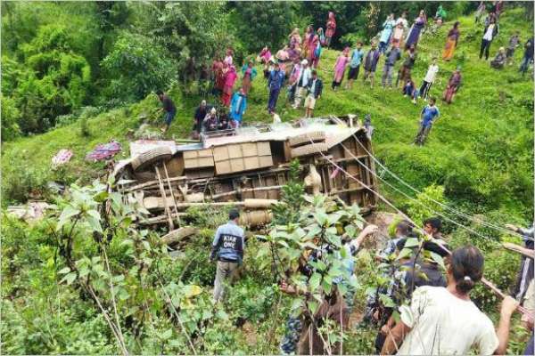 १५ जना यात्रु लिएर रोल्पाबाट दाङ आउँदै गरेको बस दुर्घटना