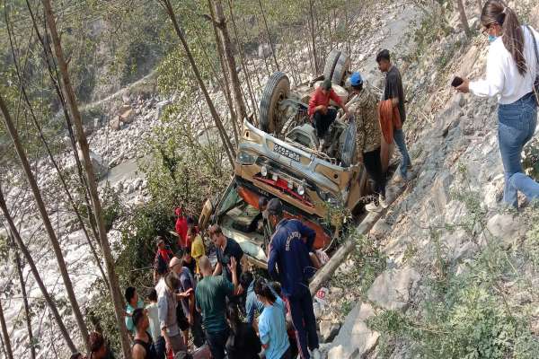 काठमाडौंबाट मुस्ताङ जाँदै  गरेको बस म्याग्दीमा दुर्घटना, ५ यात्रु घाइते