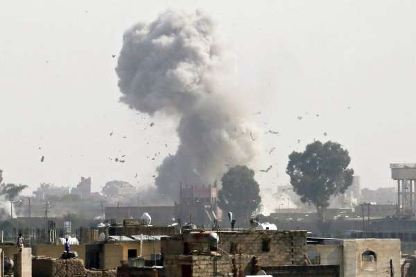 साउदी नेतृत्वको सेनाद्धारा यमनको राजधानीमा हवाई हमला, ६ हुथी विद्रोहीको मृत्यु