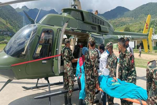 मुगुकी सुत्केरी महिलाको टाउकोमा रगत जमेपछि सेनाको हेलिकोप्टरमार्फत उद्धार