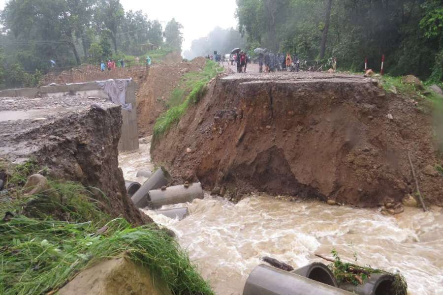 डाइभर्सन बगाउँदा राजमार्ग अवरुद्ध