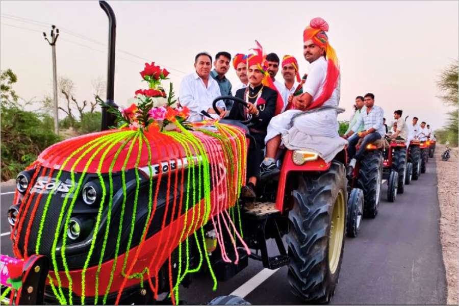 ५१ वटा ट्याक्टरको ताँतीसहित विवाहमा बेहुला आफै ट्याक्टर चलाएर कन्याको घर पुगेपछि…