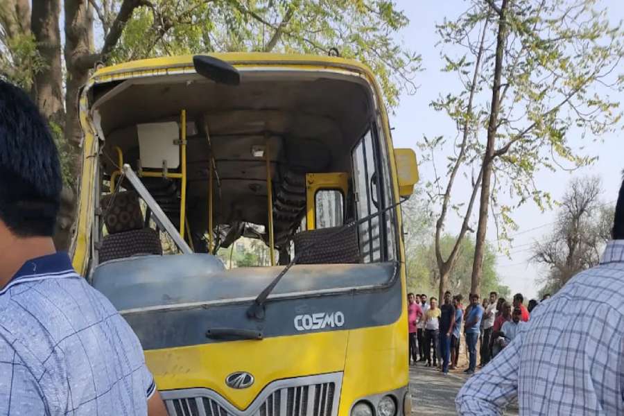 भारतमा स्कुल बस दुर्घटना हुँदा छ जना बालबालिकाको मृत्यु