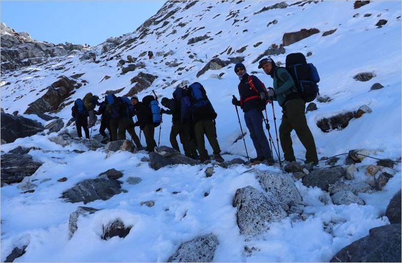 नेपाली सेनाको टोलीबाट सगरमाथा हिमालको सफल आरोहण