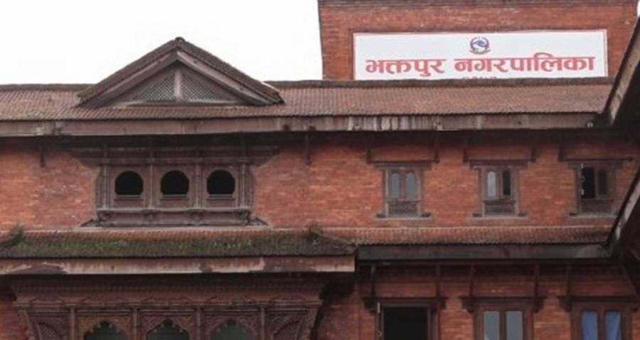 भक्तपुर नगरपालिकाले सडक पेटीमा राखिएका सामान र  मोटसाइकल गरे जफत