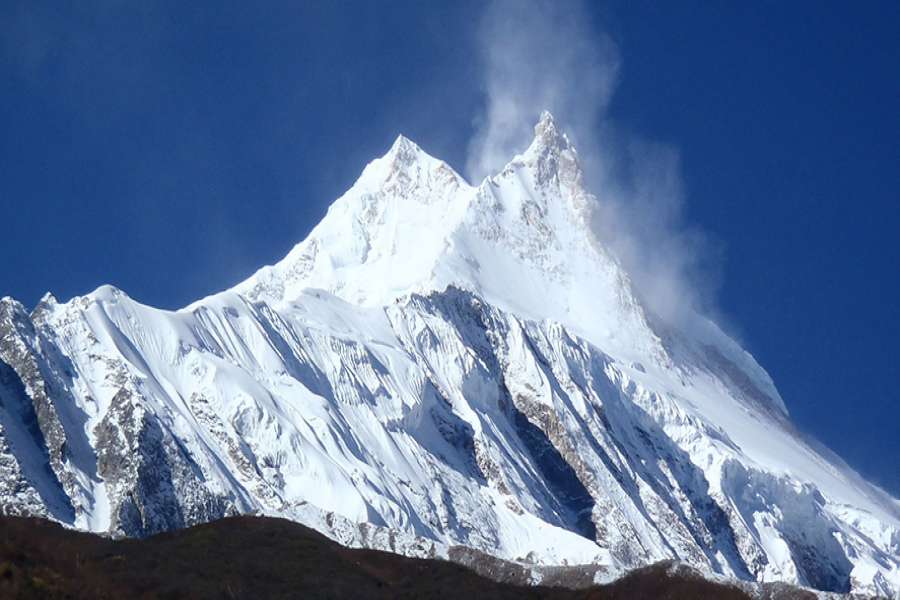 मनास्लु हिमालको आधार शिविरमा हिम पहिरो, केही पर्यटक बेपत्ता