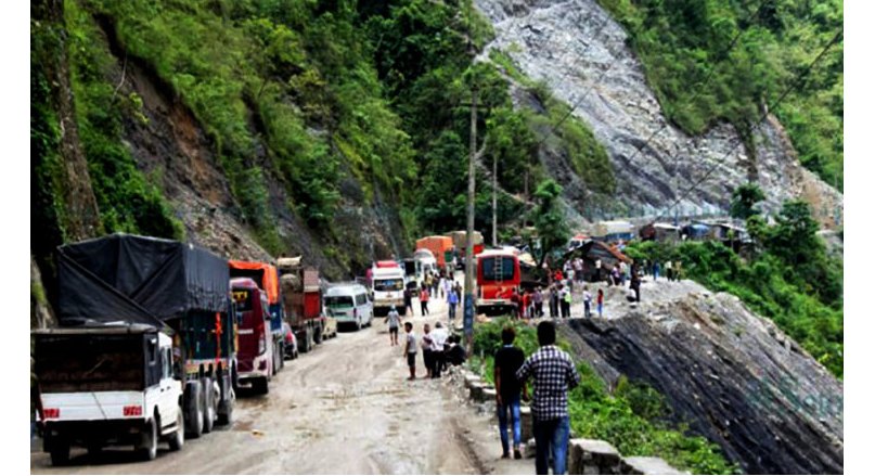 नारायणगढ–मुग्लिन सडक अवरुद्ध, पहिरो पन्छाउन ५-६ घण्टा लाग्ने