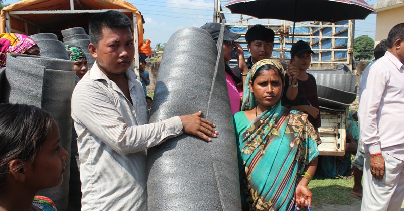 नवलपरासीका बाढिपिडित गर्भवती, सुत्केरी र एकल महिलालाई राहत वितरण