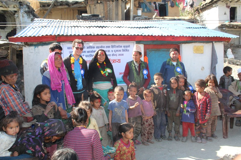 गाई-गोठ र घरको छतमा पढ्दै आएका बालबालिका दाताले भवन बनाईदिदा खुसी