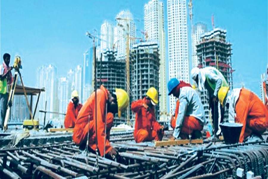 कतारमा घाममा काम लगाउने १४० कम्पनीलाई कारवाही