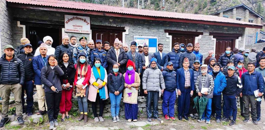 दुई दिन पैदल हिँडेर मतदान केन्द्रमा पुगे सुरक्षाकर्मी र कर्मचारी