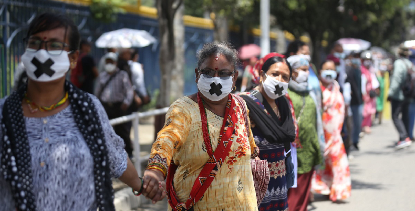 मुखमा मास्क र टेप टाँसेर सडकमा उत्रिए सहकारी पीडित