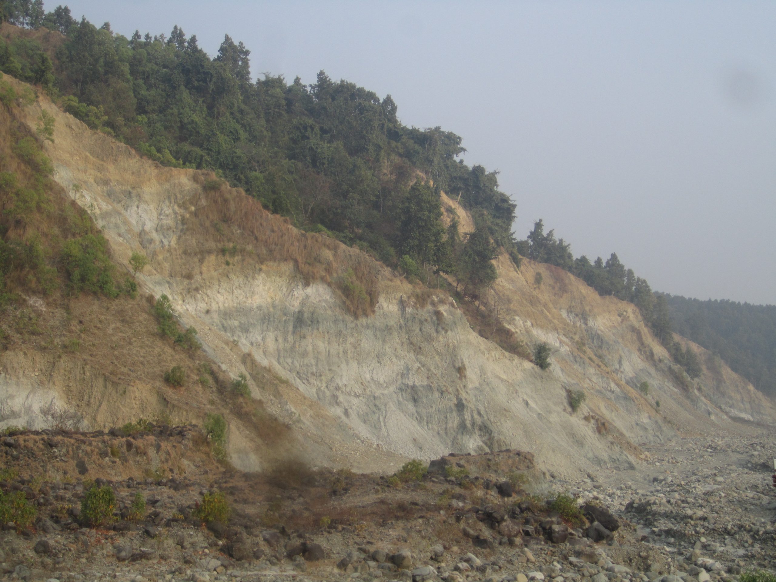 महोत्तरीको चुरे पहाडमा भीषण पहिरो, खयरमारासहितका वस्ती जोखिममा परे