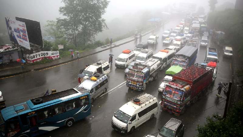 पृथ्वी राजमार्गका दर्जन ठाउँमा पहिरो, जथाभावी ओभरटेकले घण्टौँ हुन्छ जाम