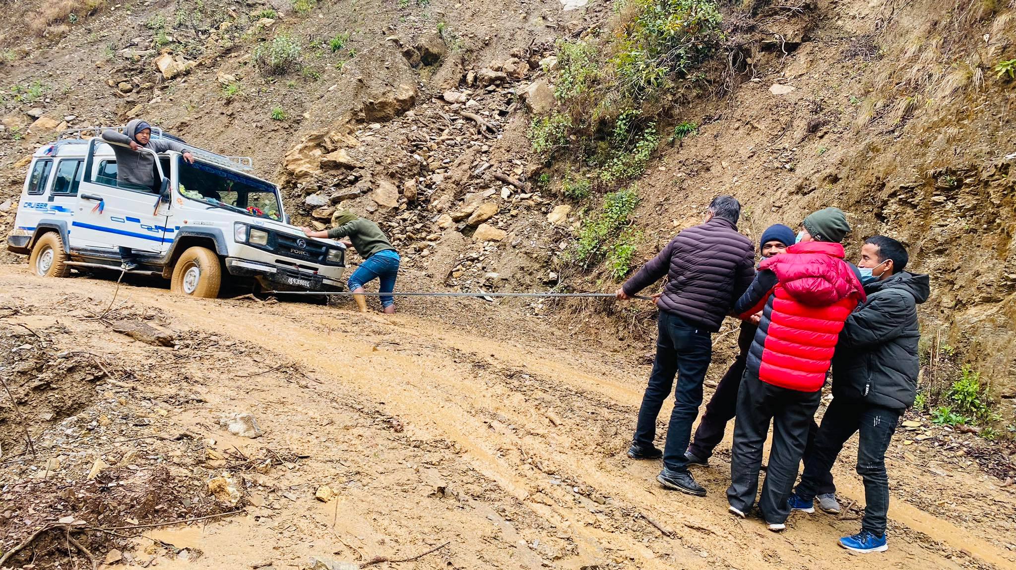 रोल्पा सडकको अवस्था वर्षौंसम्म पनि सुध्रिएन: कष्टपूर्ण यात्रा गर्न बाध्य यात्रु