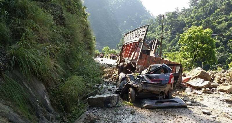 पहिरोले गुडिरहेको कार र ट्रक पुर्दा दुईको मृत्यु