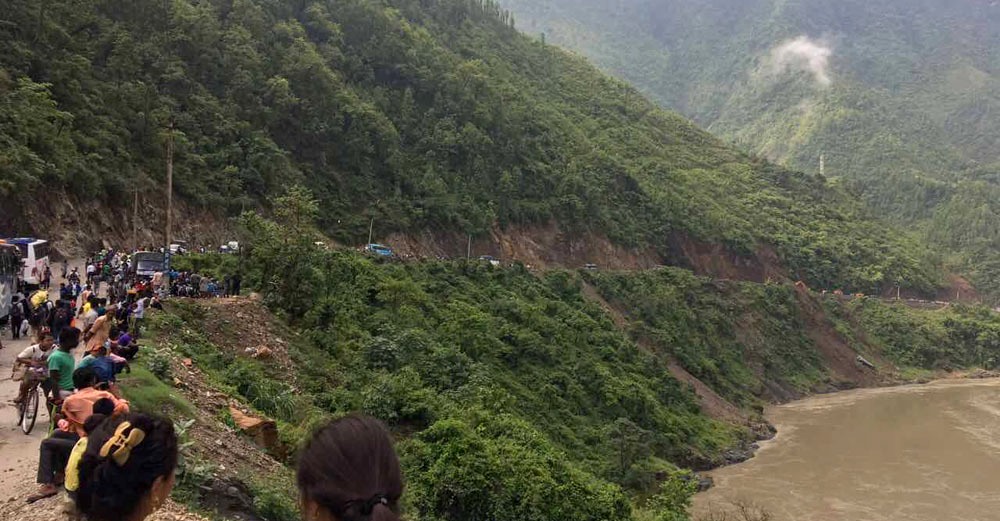 त्रिशूली नदीमा ट्रिपर खस्यो, चालकसहित ट्रिपर पनि बेपत्ता