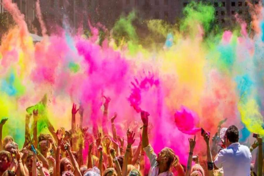 आज फागु पूर्णिमा, पहाडी क्षेत्रमा होली पर्व एक आपसमा विभिन्न रङ्ग तथा अबीर लगाएर मनाइँदै