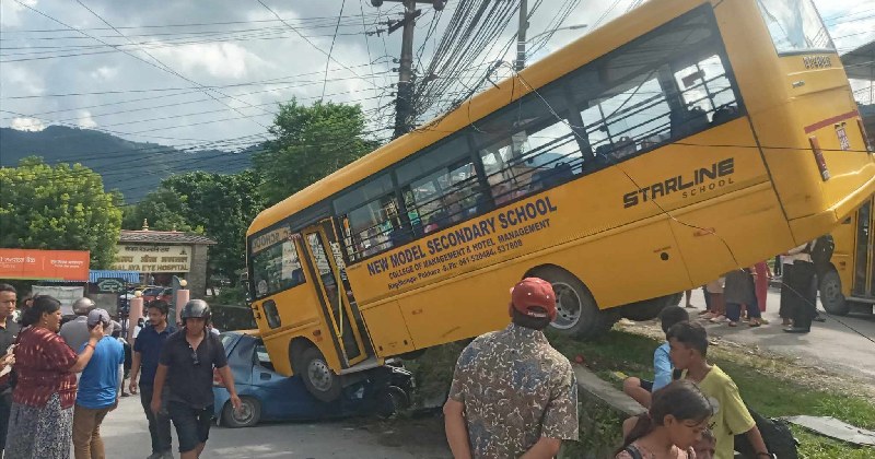 पोखरामा स्कुल बस दुर्घटना,चालक घाइते