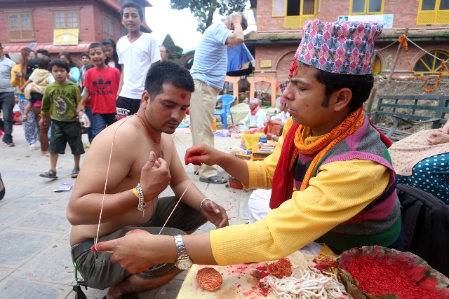 महादेवपोखरीकुण्डमा बिहानैदेखि दर्शनार्थीको भीड