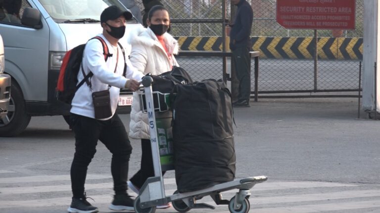 दशैं नमनाइ पछिल्लो २२ दिनभित्र ५५ हजारले देश छाडे
