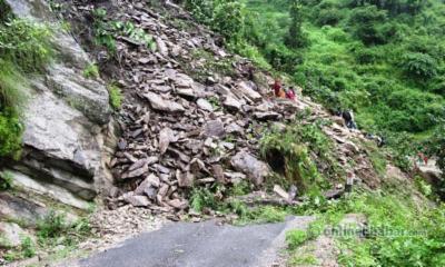 पहिरोमा परेर एक जनाको मृत्यु, तीन जनाको जीबितै उद्दार