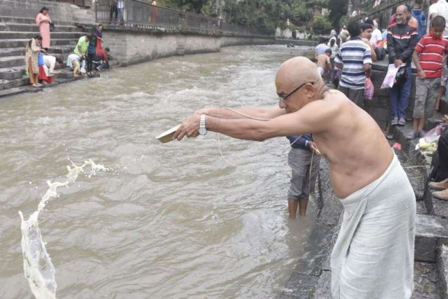 आजदेखि सोह्र श्राद्ध, दिवंगत पितृका नाममा तर्पण, सिदादान र पिण्डदान गरी शुरु