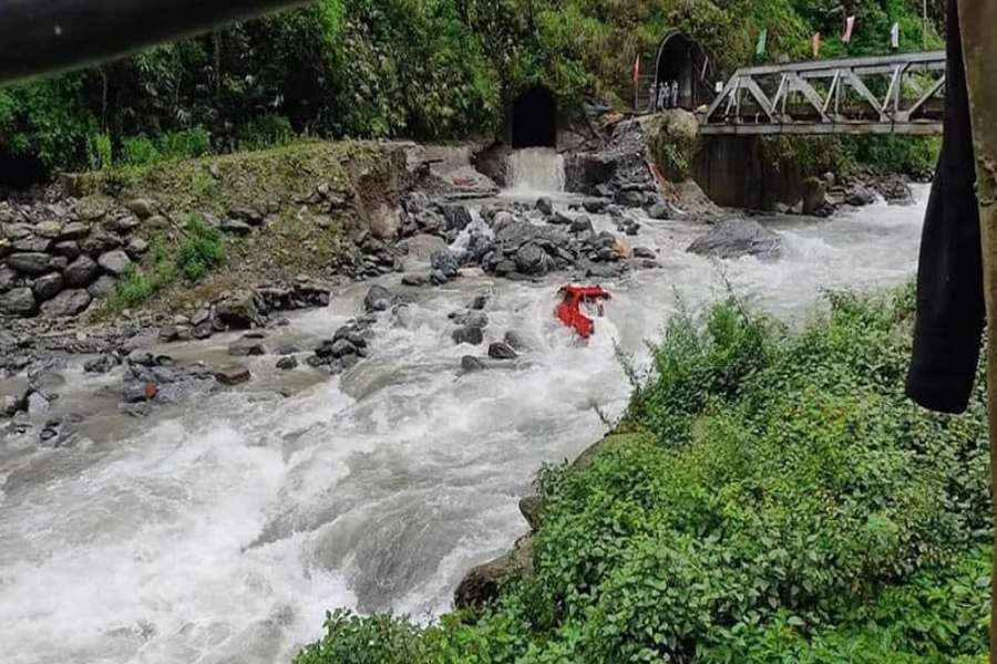 सुन्दरीजलमा खसेर एक पुरुष बेपत्ता