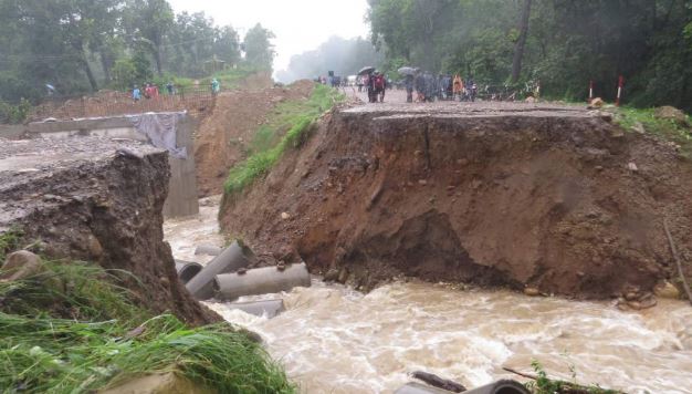 गैंडाकोटमा डाइभर्सन बगाउँदा पूर्वपश्चिम राजमार्ग अवरुद्ध