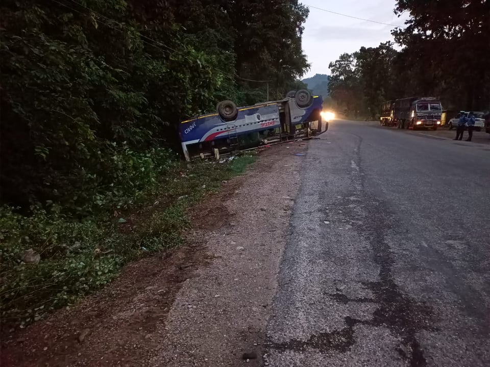 काठमाडौँ जाँदै गरेको बस कपिलवस्तुमा दुर्घटना, १८ यात्रु घाइते