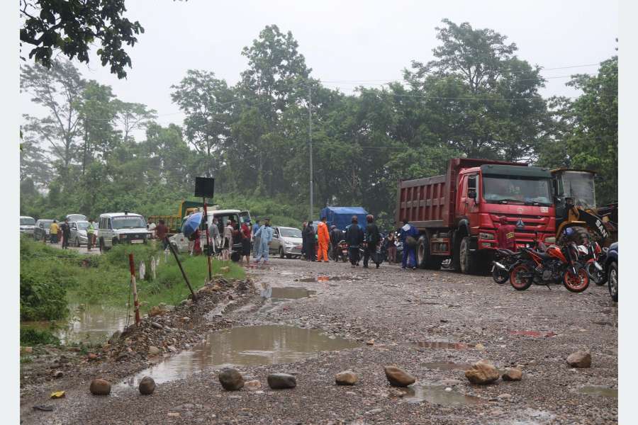 पूर्वपश्चिम राजमार्ग पुनः अवरुद्ध