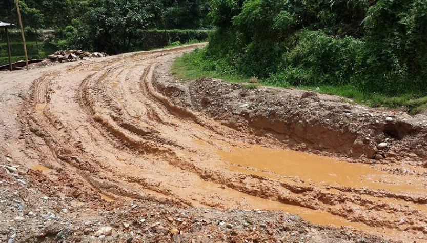 म्याग्दीका ग्रामीण सडकमा भएको करोडौं लगानी बर्खे भेलसँगै बग्यो