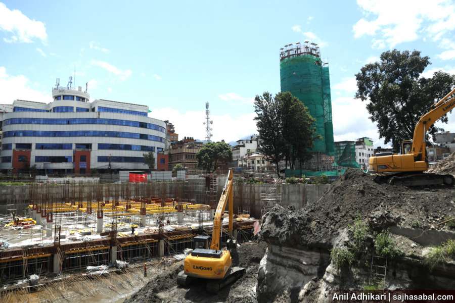 धरहरा छेउमा पर्खाल भत्किँदा चालक घाइते