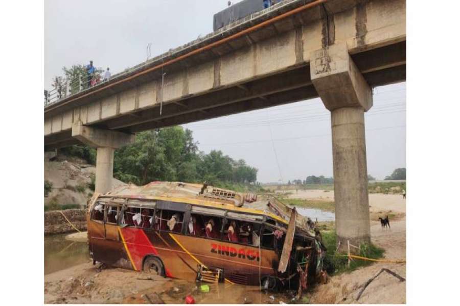 जनकपुरबाट भैरहवा जाँदै गरेकाे बस दुर्घटना हुँदा ९ जनाकाे मृत्यु