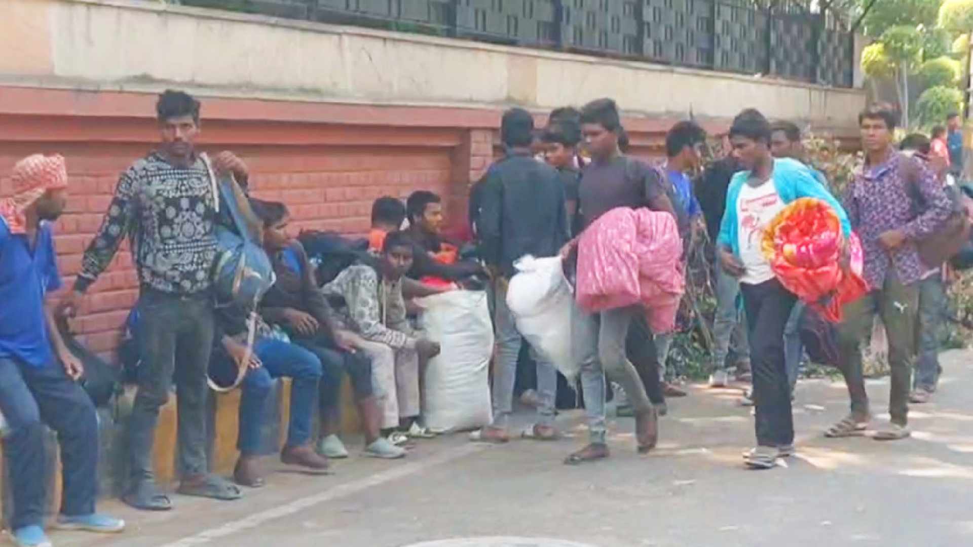 कश्मिरमा बन्धक बनाइएका ३६ नेपाली मजदुरको उद्धार, दुई जना पक्राउ