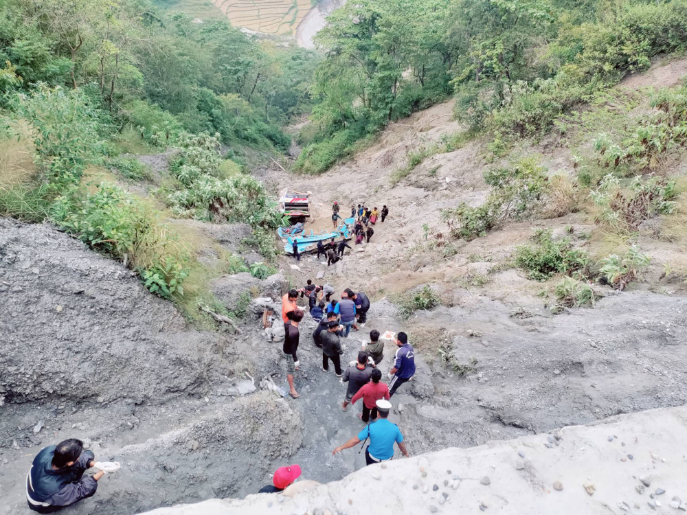 नवलपरासी बस दुर्घटनामा परि ५ जनाको मृत्यु, २८ जना घाइते