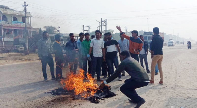 सिराहा: मिर्चैयाका विद्यार्थीद्वारा पठनपाठनको माग गर्दै कलेज प्रमुख साहको पुत्ला दहन