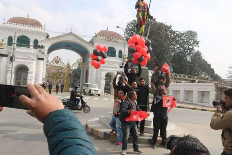 सरकारविरुद्ध नारा लेखेको बेलुन उडाउदै नेबिसंघले गर्यो बिरोध प्रदर्शन