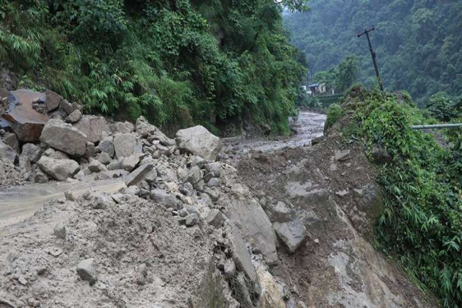 अविरल वर्षाको कारण सडक अवरूद्ध