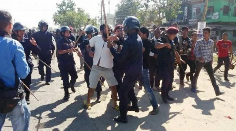 स्थानीय र प्रहरीबीच भएको झडपमा महिला प्रहरीको मृत्यु : मोरङको लेटाङमा बिहानैदेखि कर्फ्यु