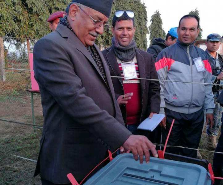 माओवादी अध्यक्ष दाहालद्वारा भरतपुरमा मतदान