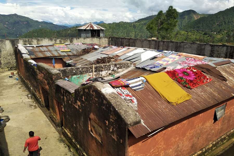 बैतडी कारागारमा क्षमताभन्दा तेब्बर कैदीबन्दी, खाटमाथि खाट राखेर ओछ्यान