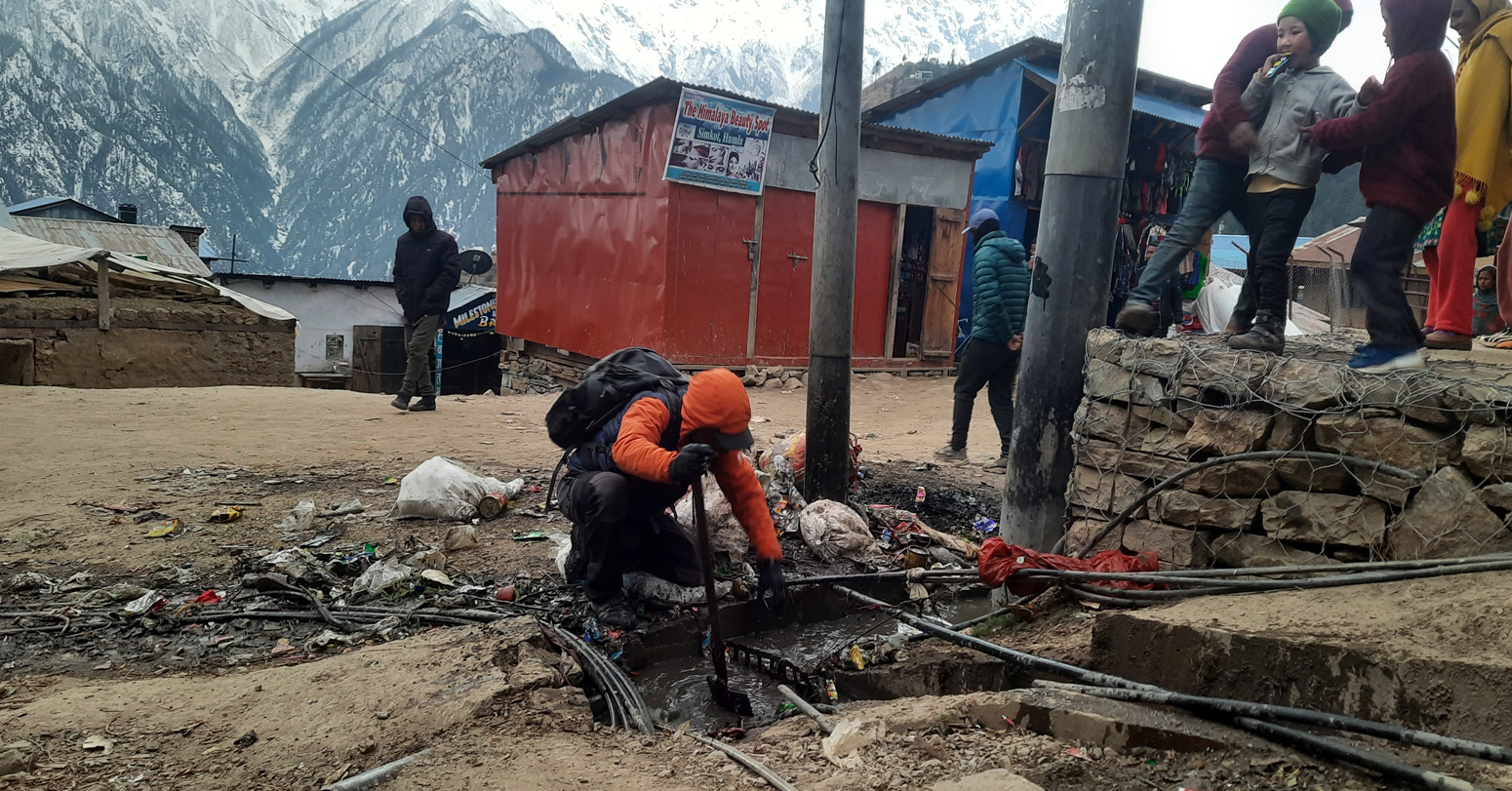 सुन्दर स्थानमा  फोहरले दुर्गन्धित हुँदा नरमाइलो भयो भन्दै एक विदेशी नागरिक जुटे सरसफाईमा