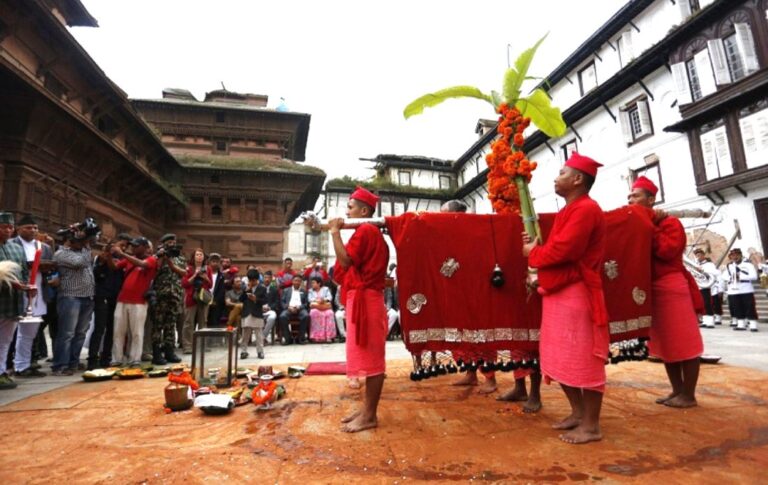 दशैंको सातौँ दिन: फुलपाती भित्र्याइँदै, भक्तपुरमा बुधबार नै भित्र्याइयो