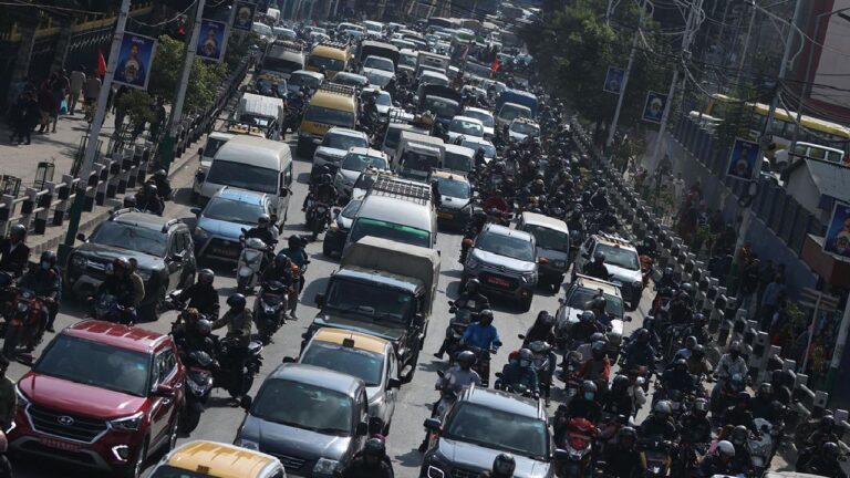 प्रदर्शनले काठमाडौंको ट्राफिक अस्तव्यस्त