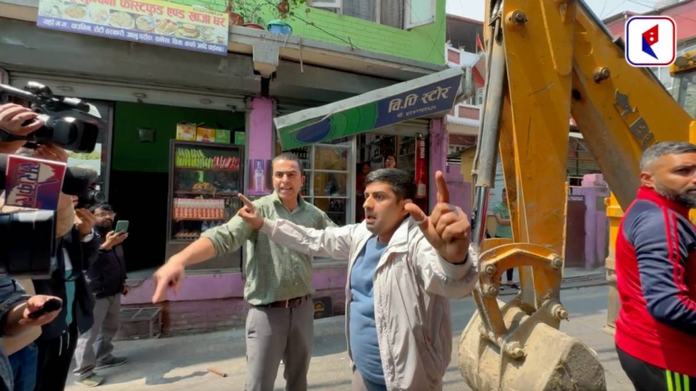 डोजर लिएर हाकिमकै घर भत्काउन पुगे कर्मचारी, बालेनको बिरोध (भिडियो सहित)