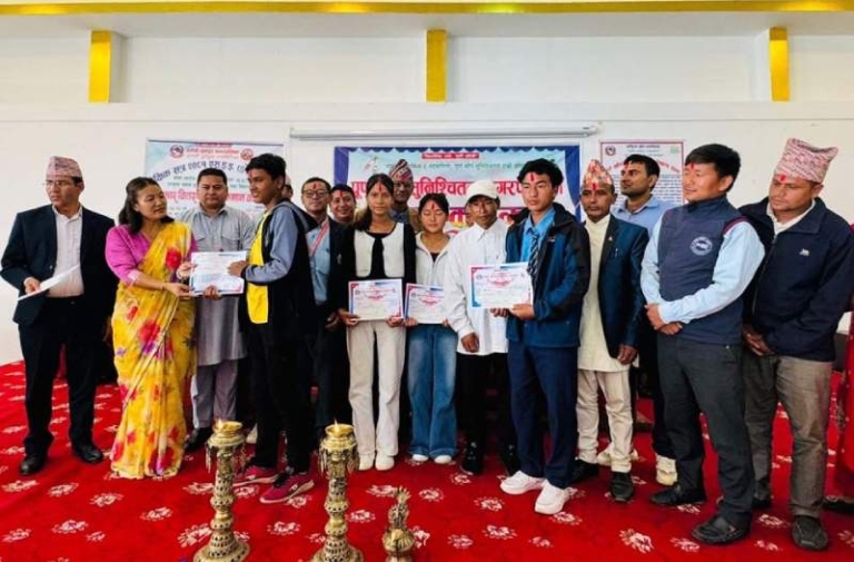 हलेसी तुवाचुङमा नगरमा उत्कृष्ट हुने विद्यार्थी तथा विद्यालयलाई नगद पुरस्कार