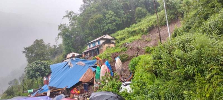पर्वतको लाङ्दी पहिरो : पुरिएका दम्पतीमध्ये श्रीमान् मृत फेला, श्रीमतीको खोजी जारी