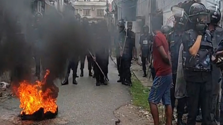 तस्करी रोक्न पुगेका प्रहरी माथिनै स्थानीयले ढुंगामुढा गर्न थालेपछि,१ को मृत्यु,२ घाइते