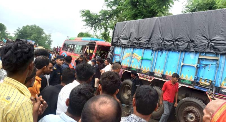 दुर्घटनामा दुई जनाको मृत्यु, २२ घाइते